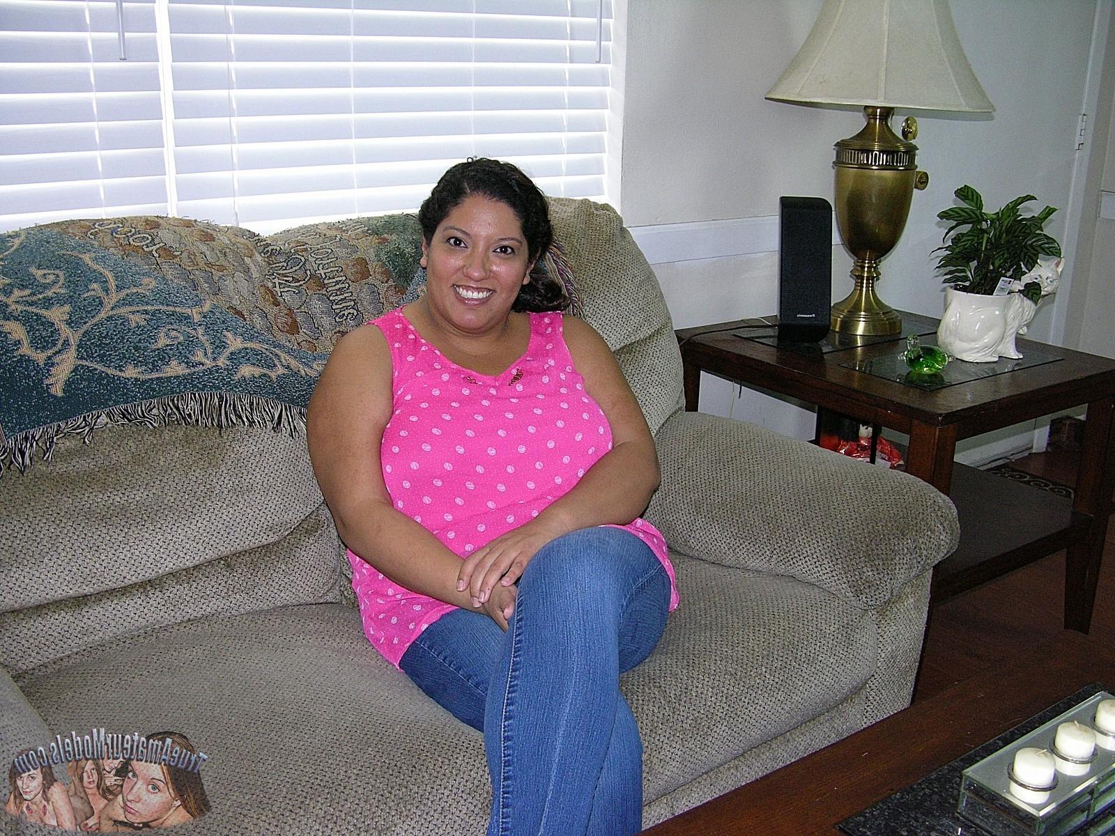 16P Big Breasted Latina BBW Modeling Nude At Homemade Amateur Nude Modeling Shoot - 