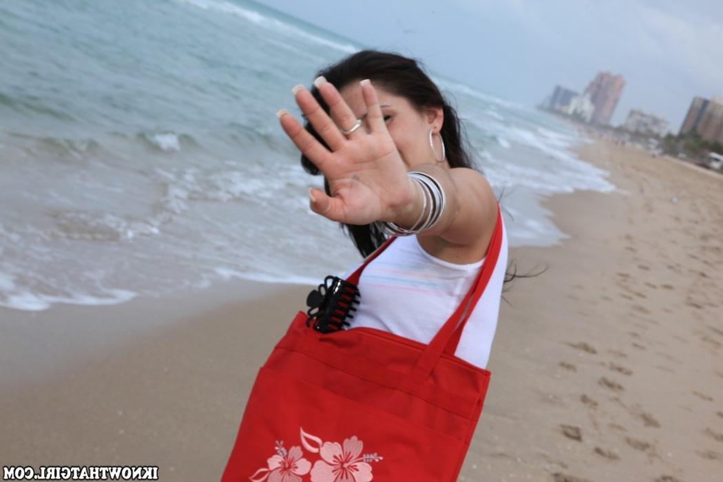 20P Amateur girlfriend filmed at the beach and sucking cock