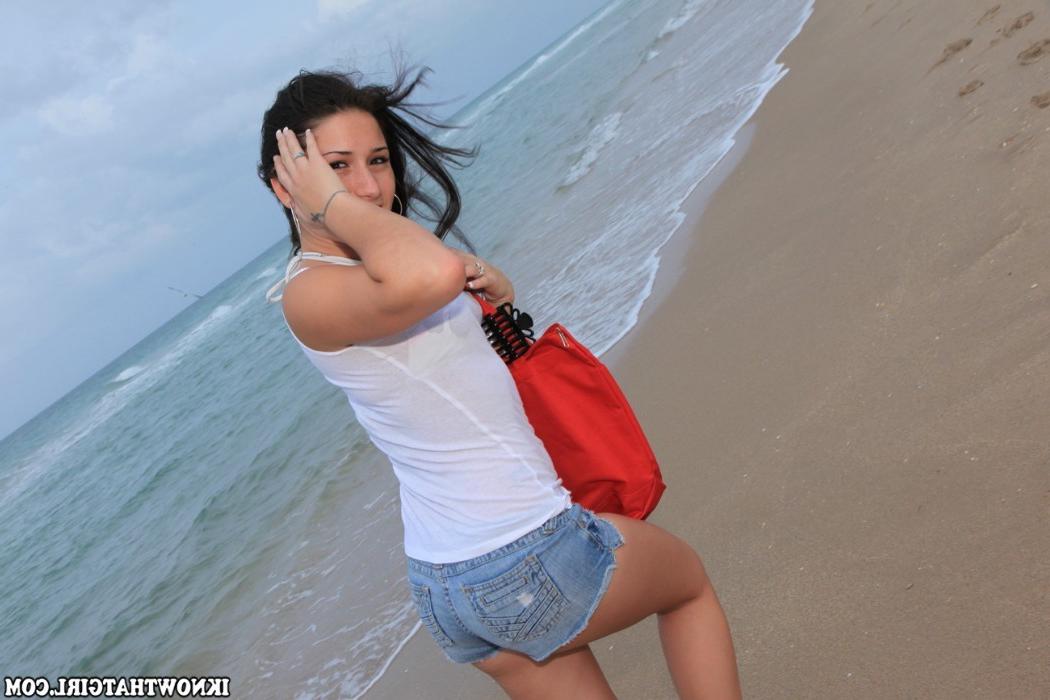 20P Amateur girlfriend filmed at the beach and sucking cock