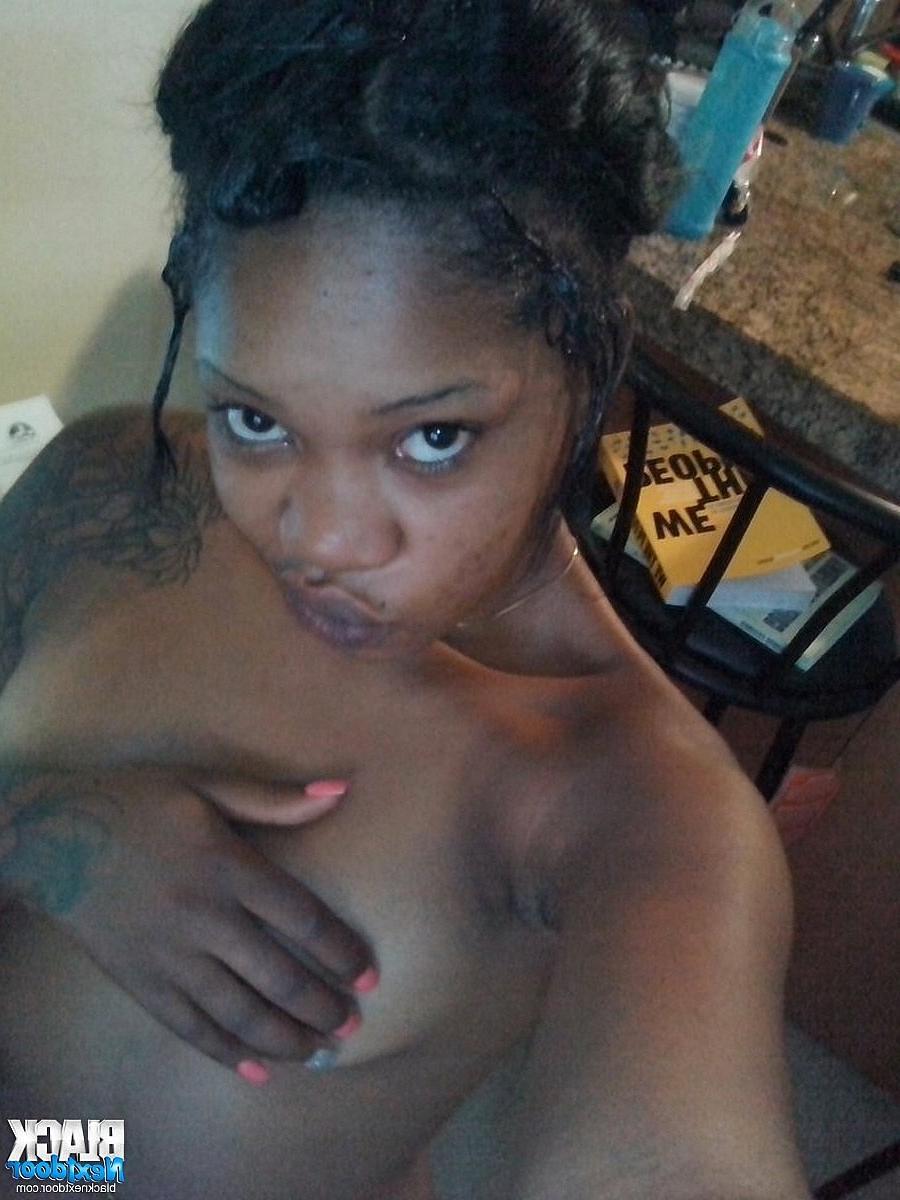10P These selfshot ebony curves will make your cock hard