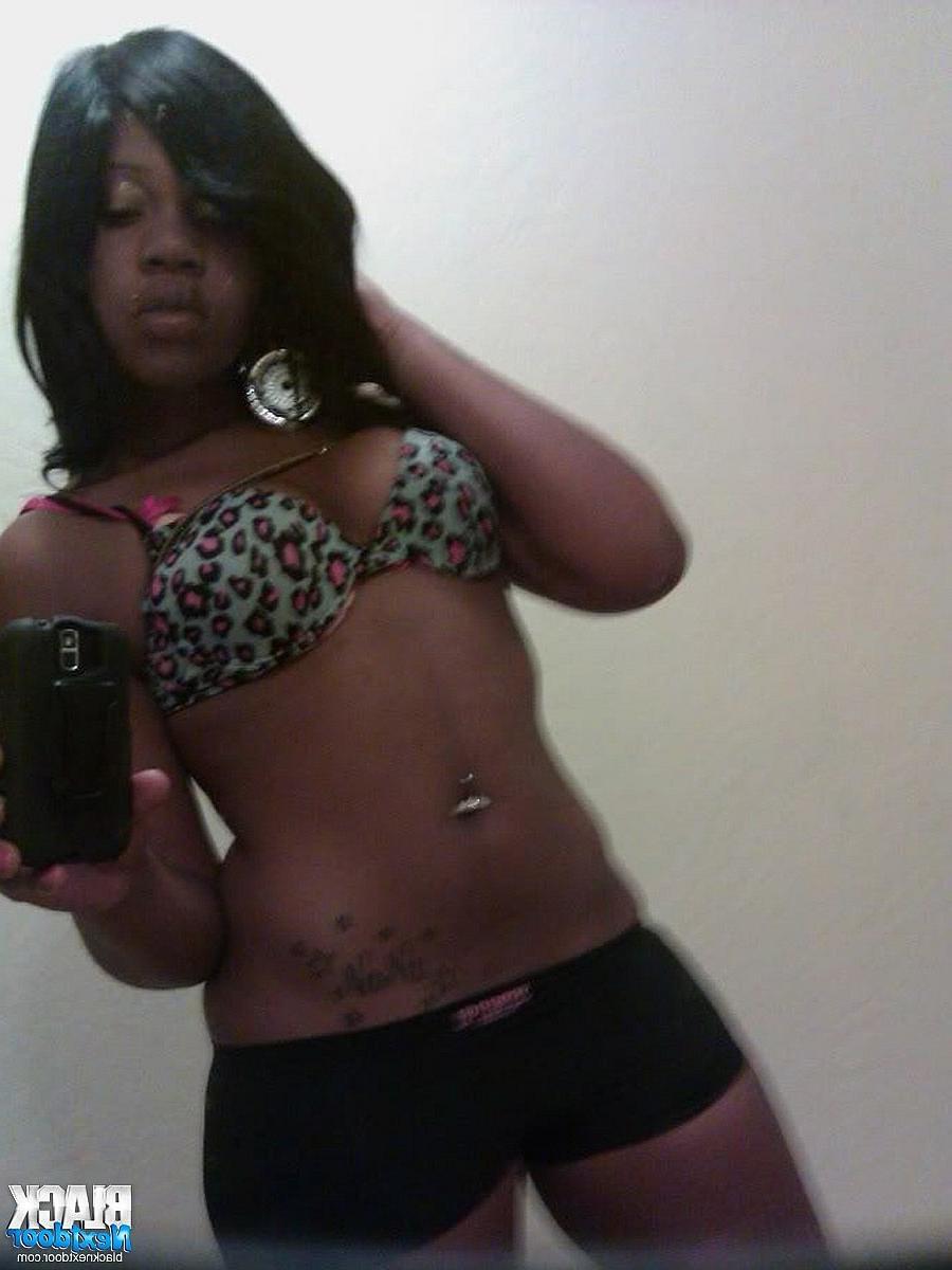 10P These selfshot ebony curves will make your cock hard