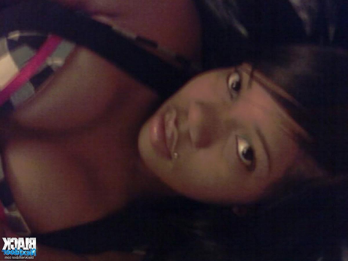 10P These selfshot ebony curves will make your cock hard