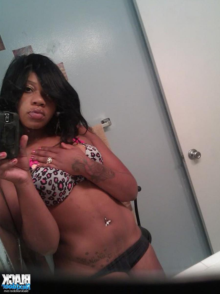 10P These selfshot ebony curves will make your cock hard