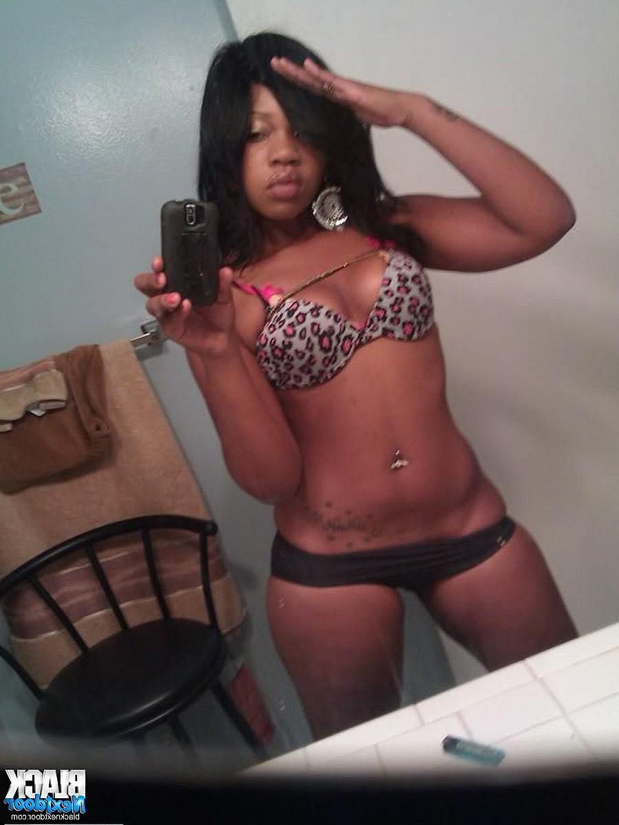10P These selfshot ebony curves will make your cock hard