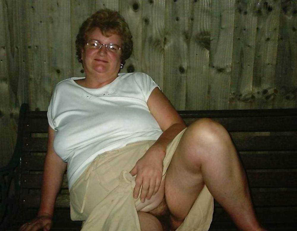 16P old amateur grannies posing and in action
