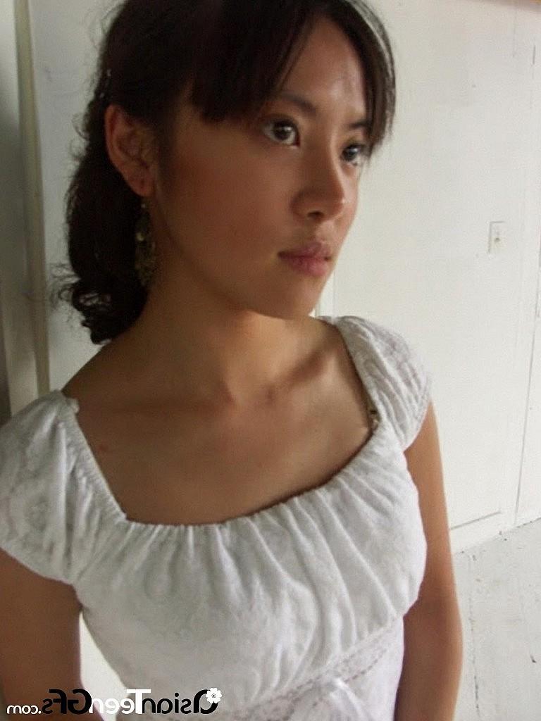 10P Sweet young babe shows her tight cunt close up