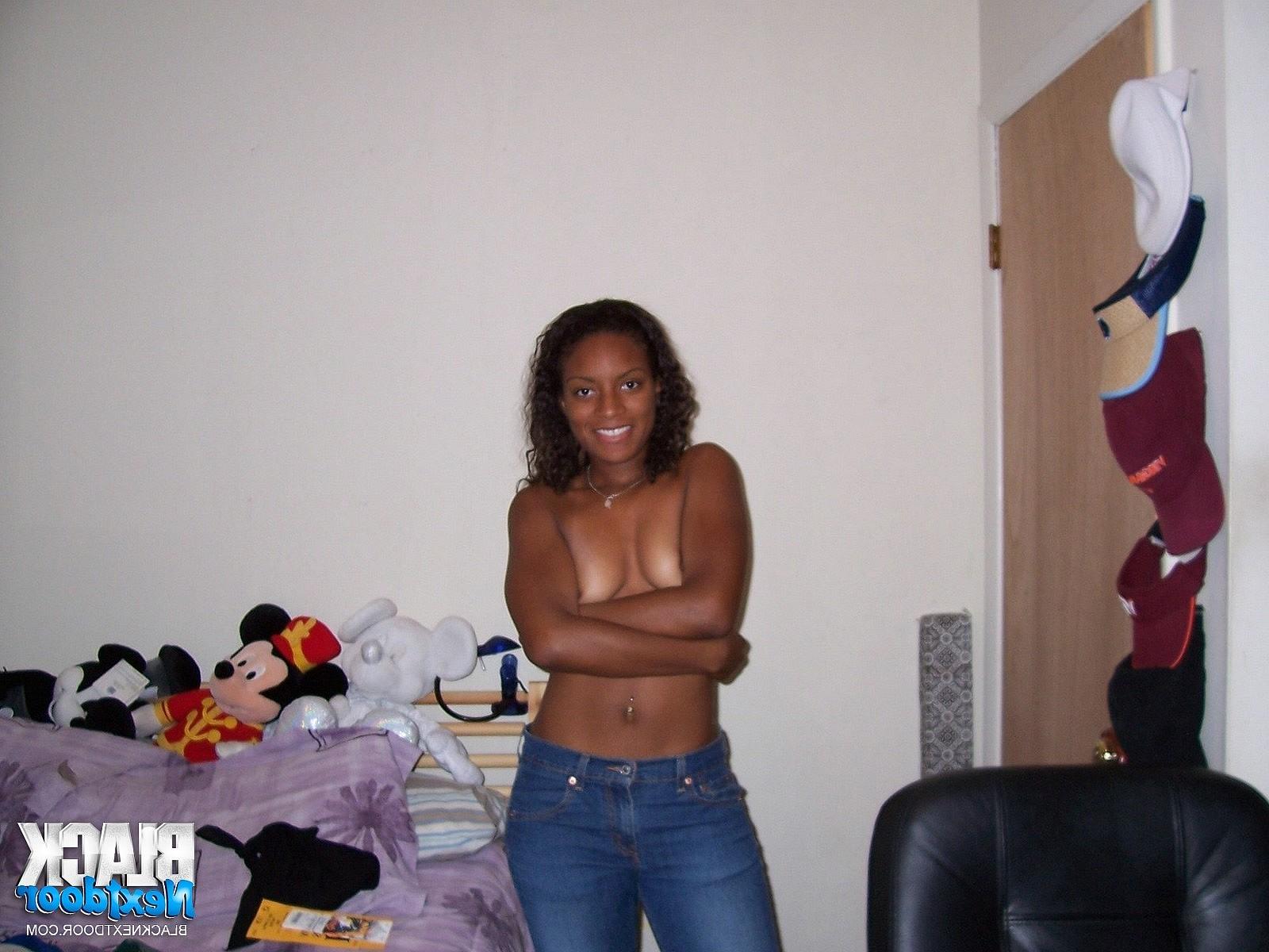 10P Close up pussy fingering of horny sporty chick