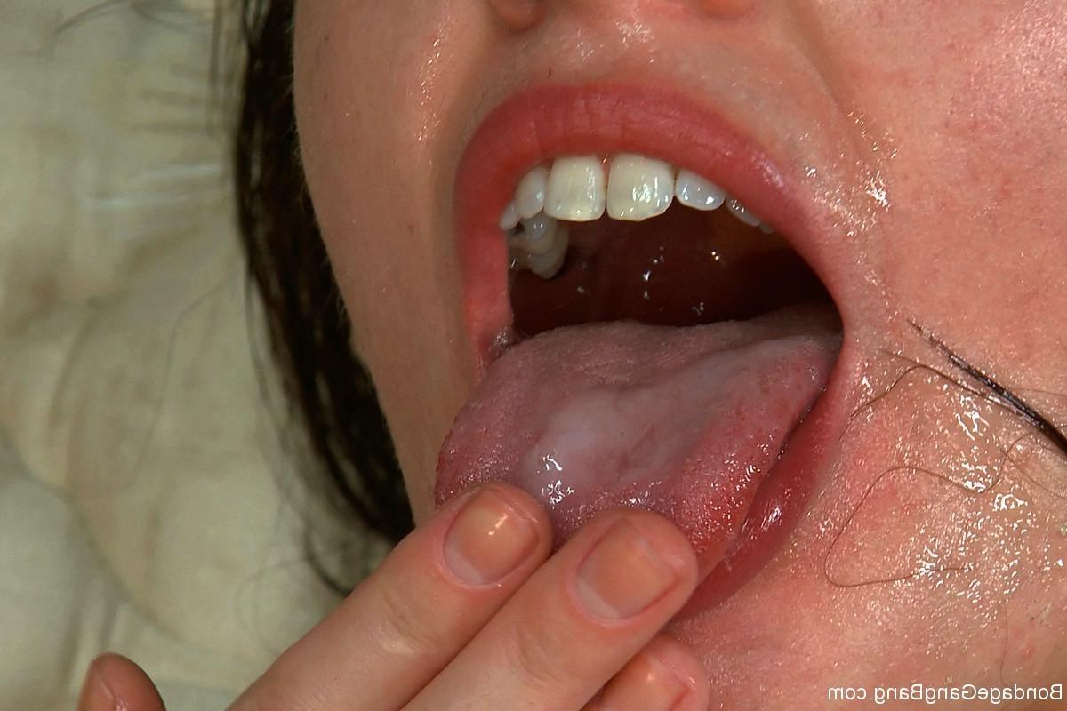 24P Sarah Shevon gets double penetrated in interracial gang bang