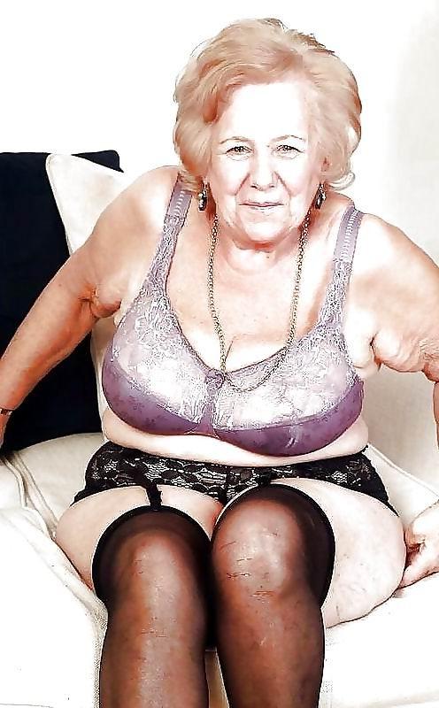13P amateur grannies showing off their big boobs