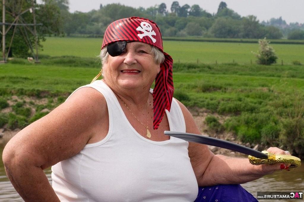 20P Pirate Granny