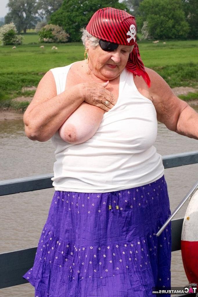 20P Pirate Granny