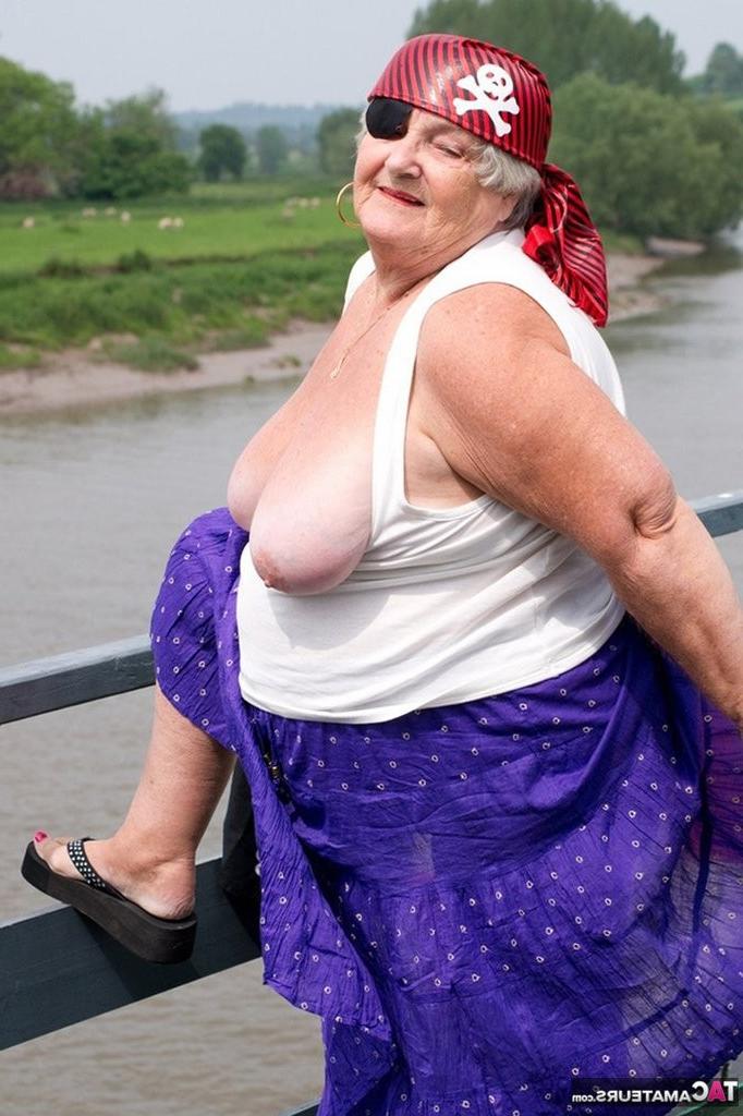 20P Pirate Granny