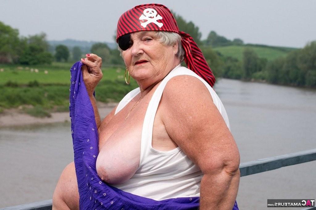 20P Pirate Granny
