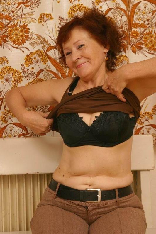 14P horny amateur granny from Uzbekistan posing nude