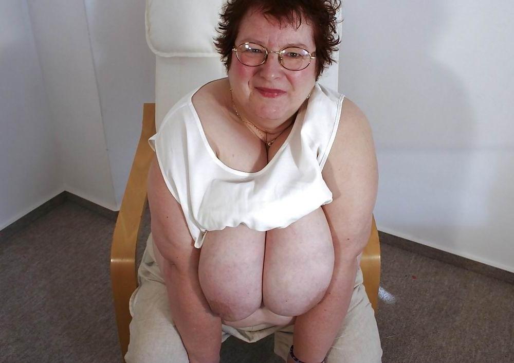 14P amateur grannies showing off their big boobs
