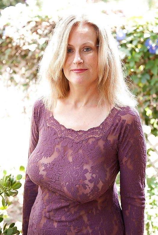 14P amateur grannies showing off their big boobs