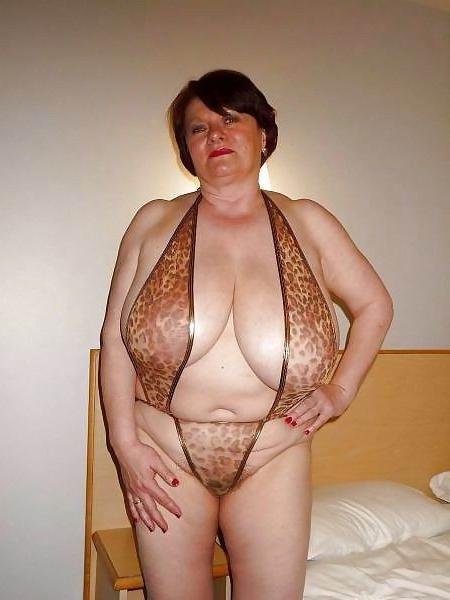 14P amateur grannies showing off their big boobs