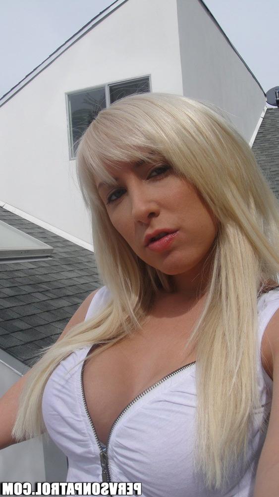 16P Amateur blonde girlfriend filmed fucking