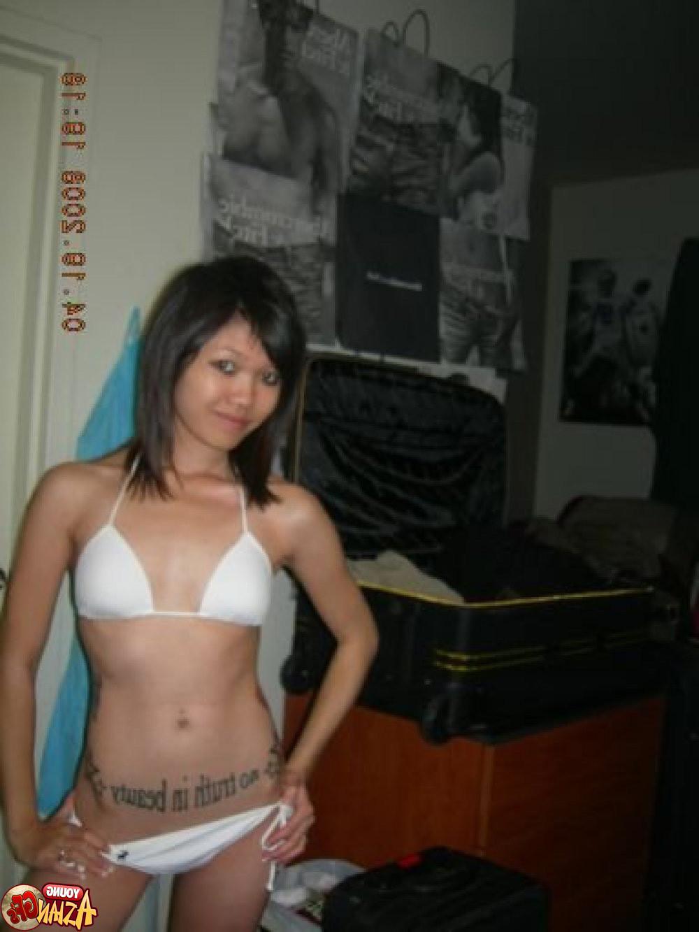 15P Asian teen girlfriends posing for cell phone pics