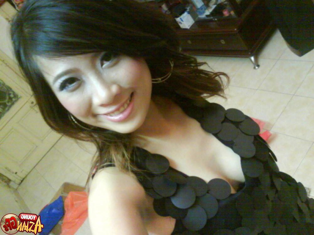 15P Asian teen girlfriends posing for cell phone pics
