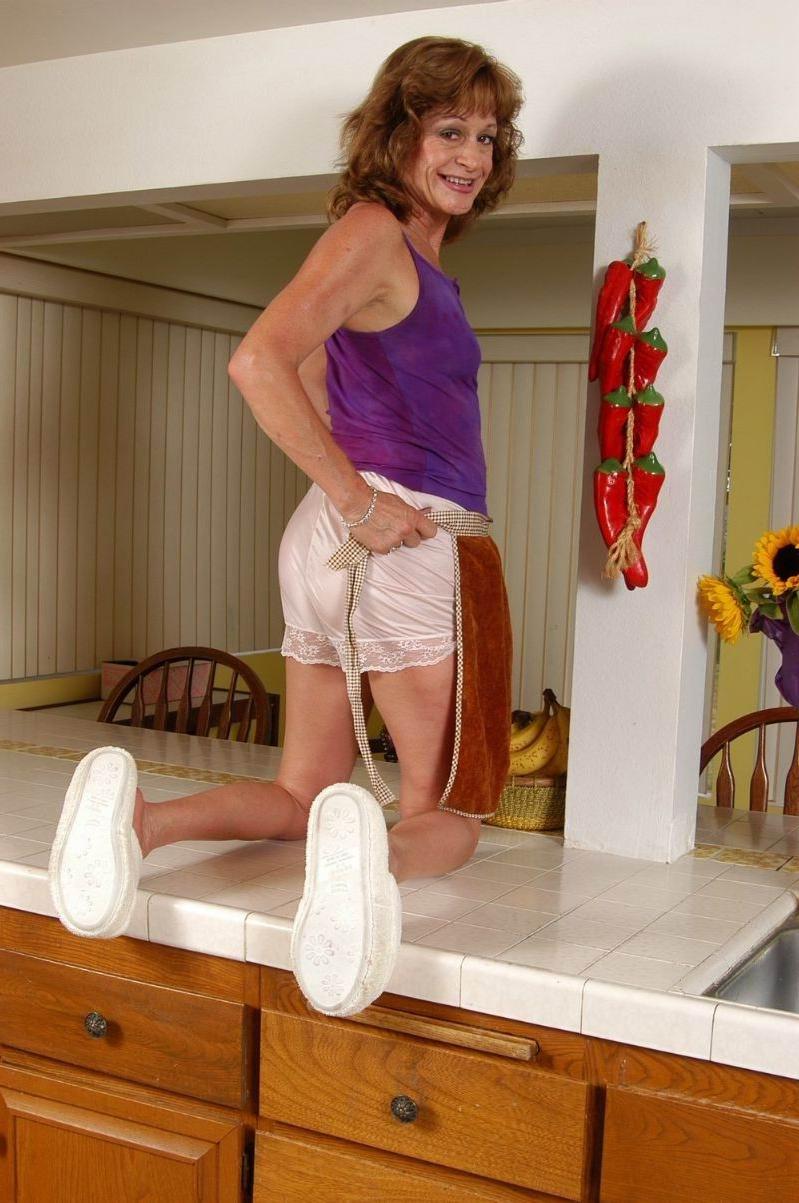 15P old amateur granny posing in the kitchen