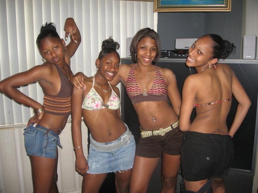 15P Black teen gfs posing for cell phone pics