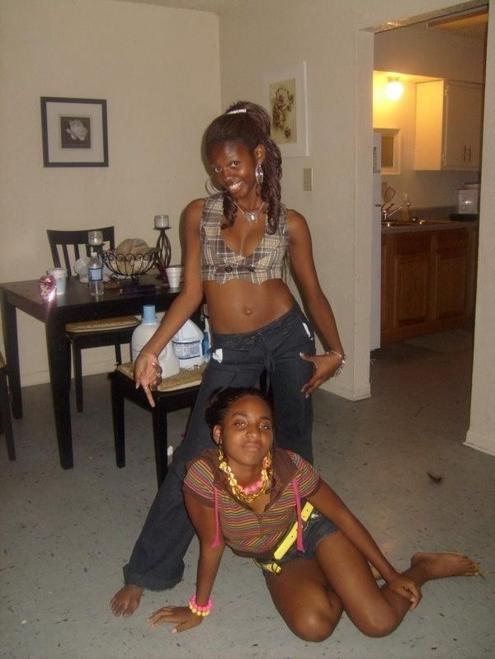 15P Black teen gfs posing for cell phone pics