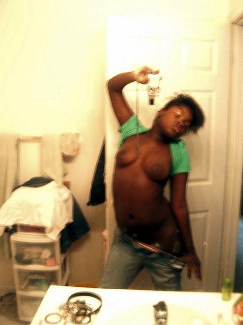 15P Black teen gfs posing for cell phone pics