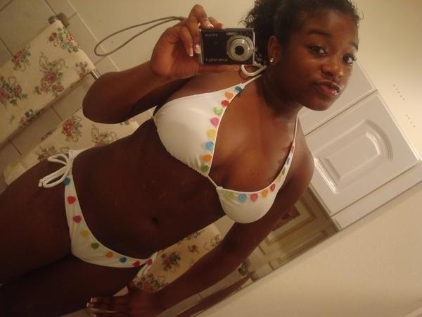 15P Black teen gfs posing for cell phone pics