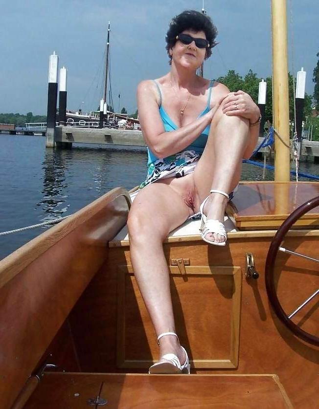 15P horny grannies showing off their old bodies