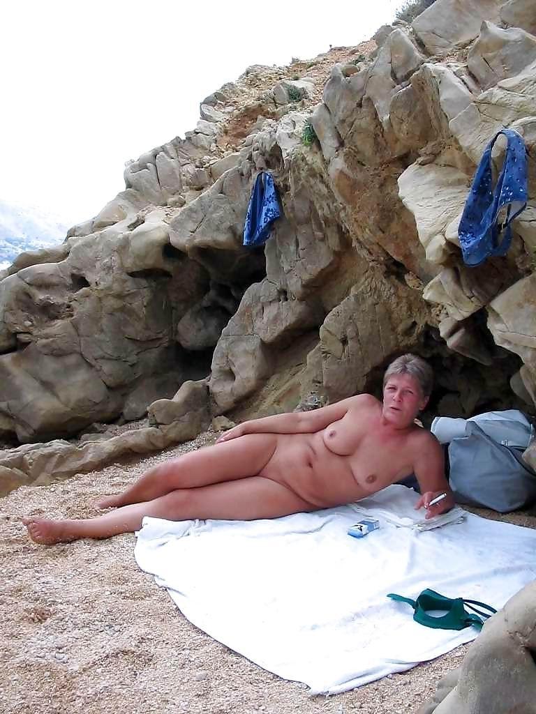 15P horny grannies showing off their old bodies