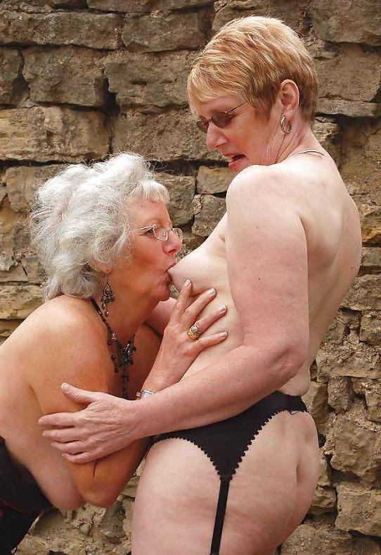 13P 0ld amateur grannies posing and in action