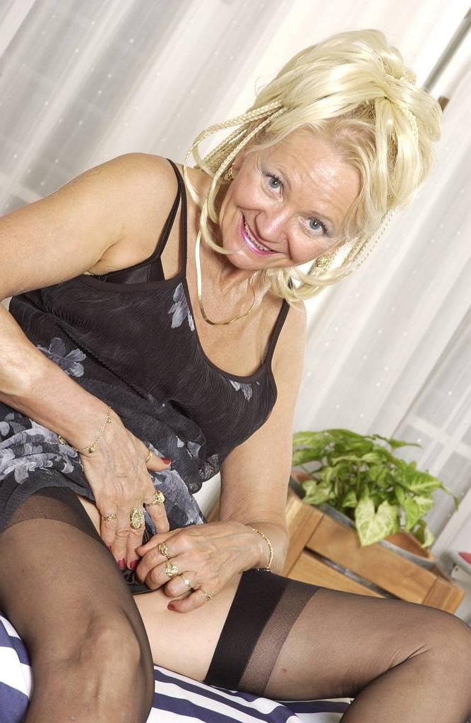 15P amateur granny showing her old pussy