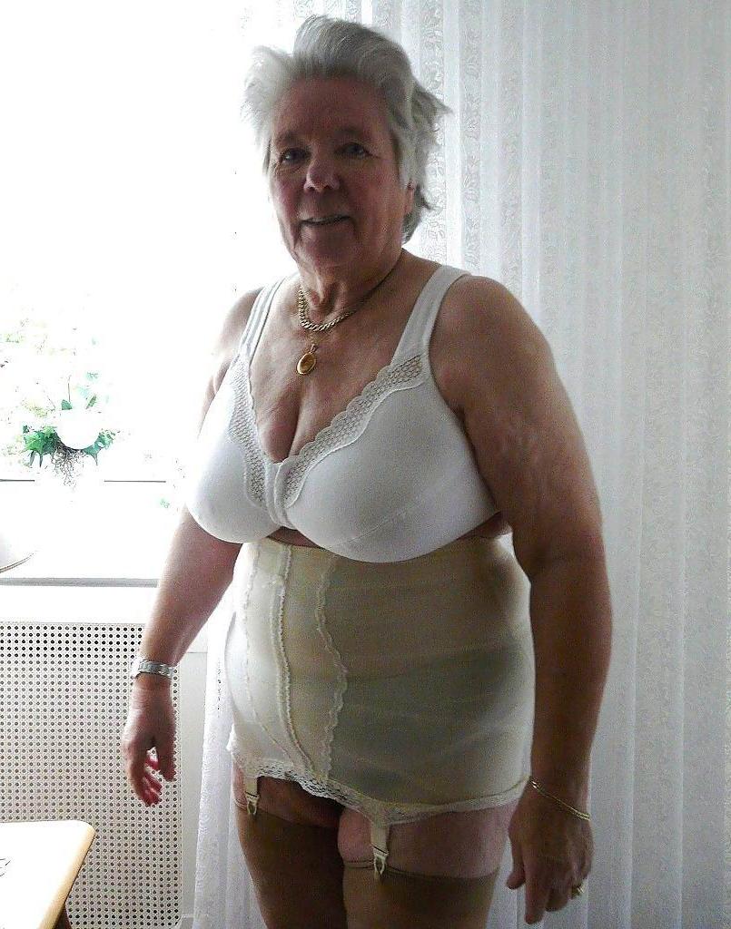 15P very old grannies posing and in hardcore action