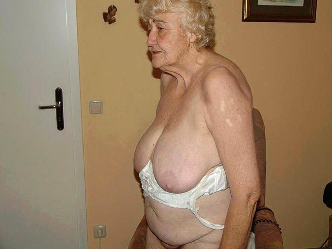 16P very old amateur grannies showing off