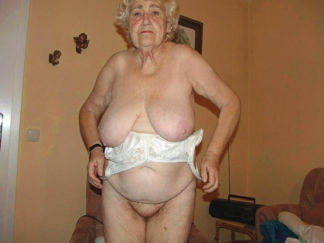 16P very old amateur grannies showing off
