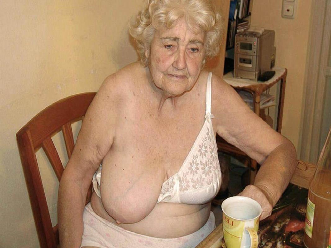 16P very old amateur grannies showing off