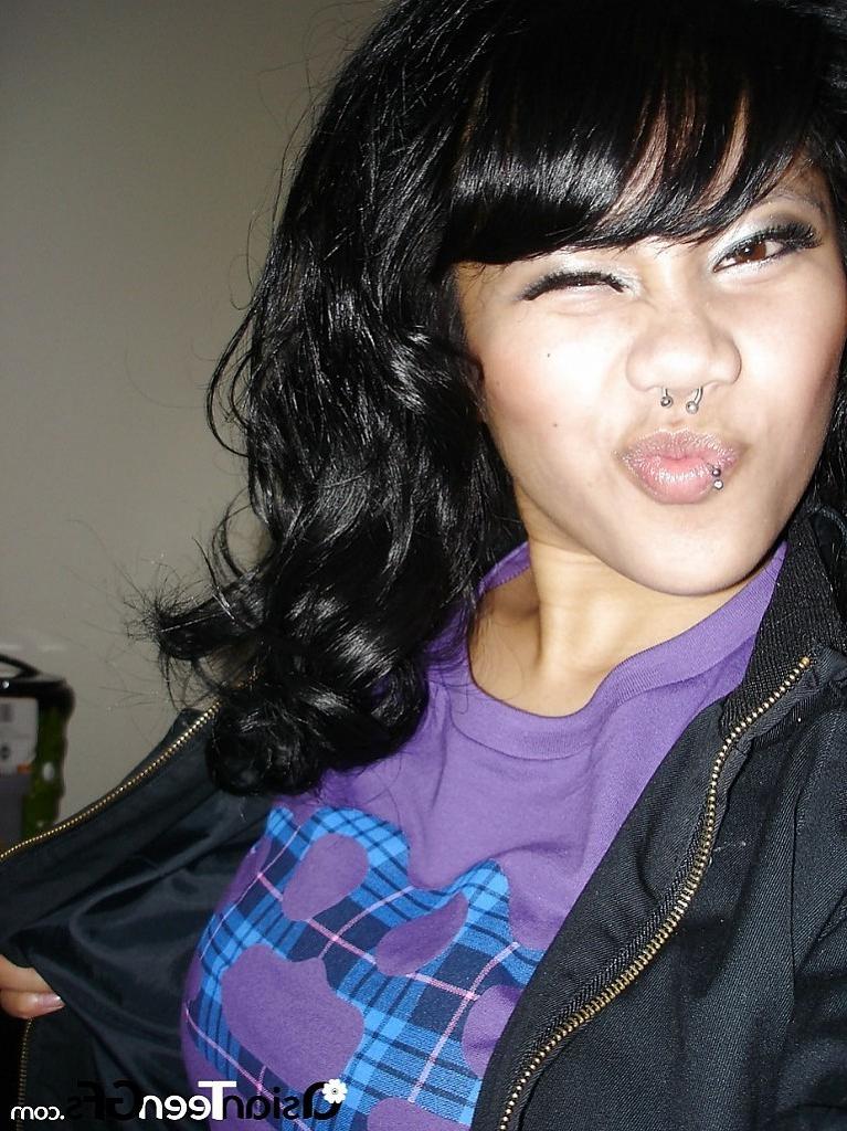 10P Nice Asian gf likes to show her vagina