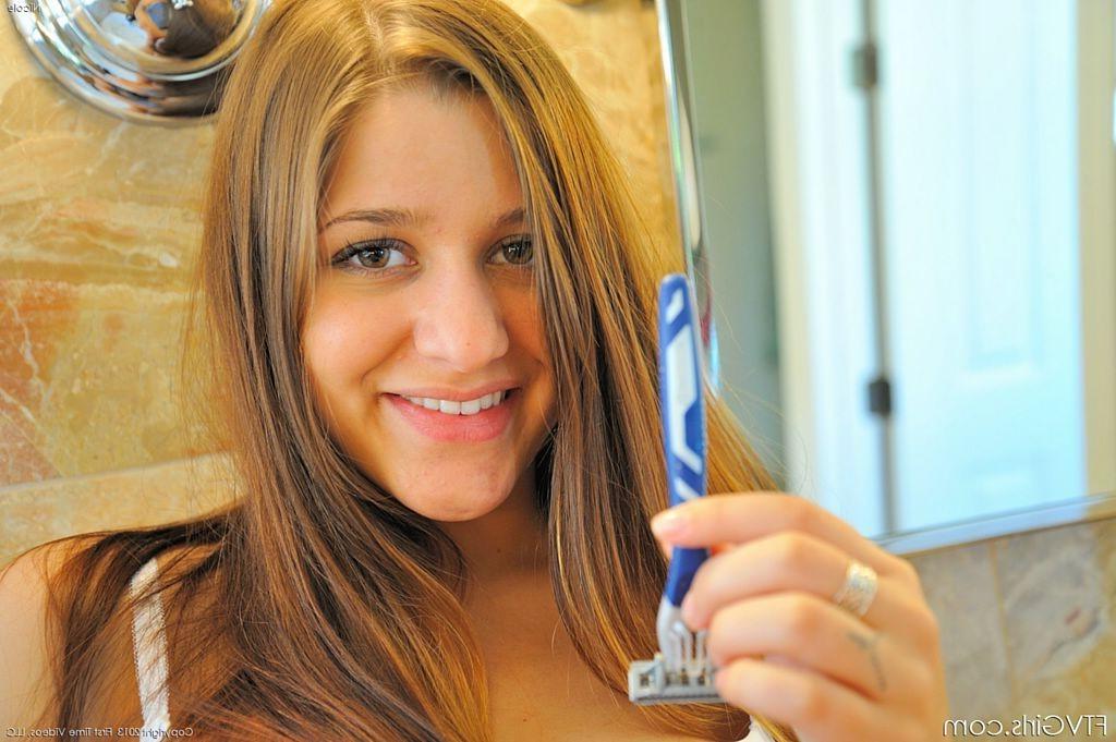 15P Teen girl shaves her pussy and cums from her vibrator