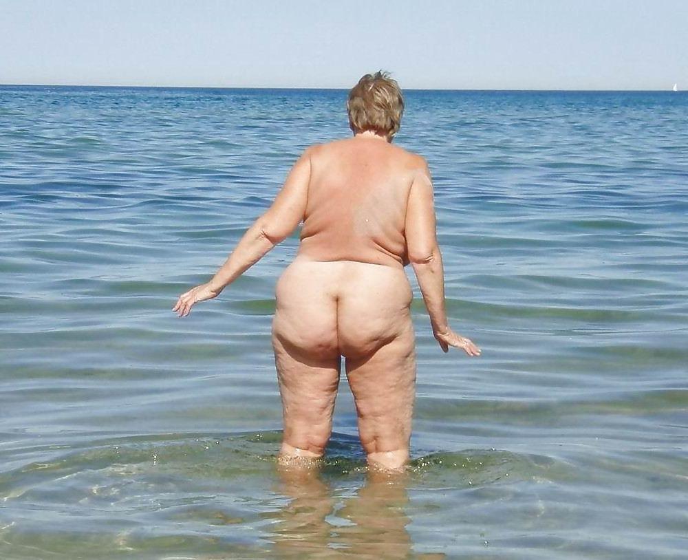 16P very old amateur grannies posing and in action