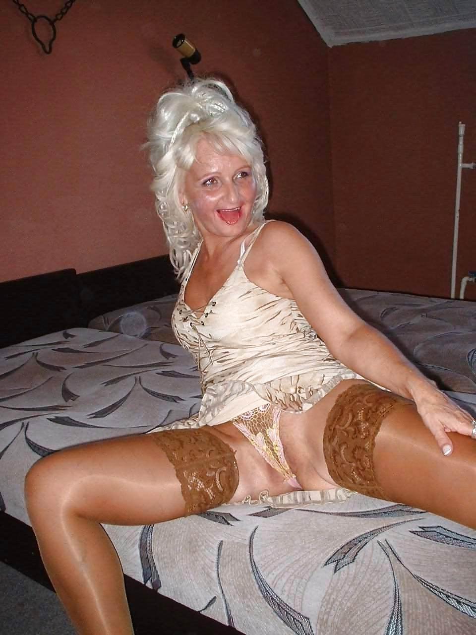 15P Lingerie granny spreading her wrinkled pussy