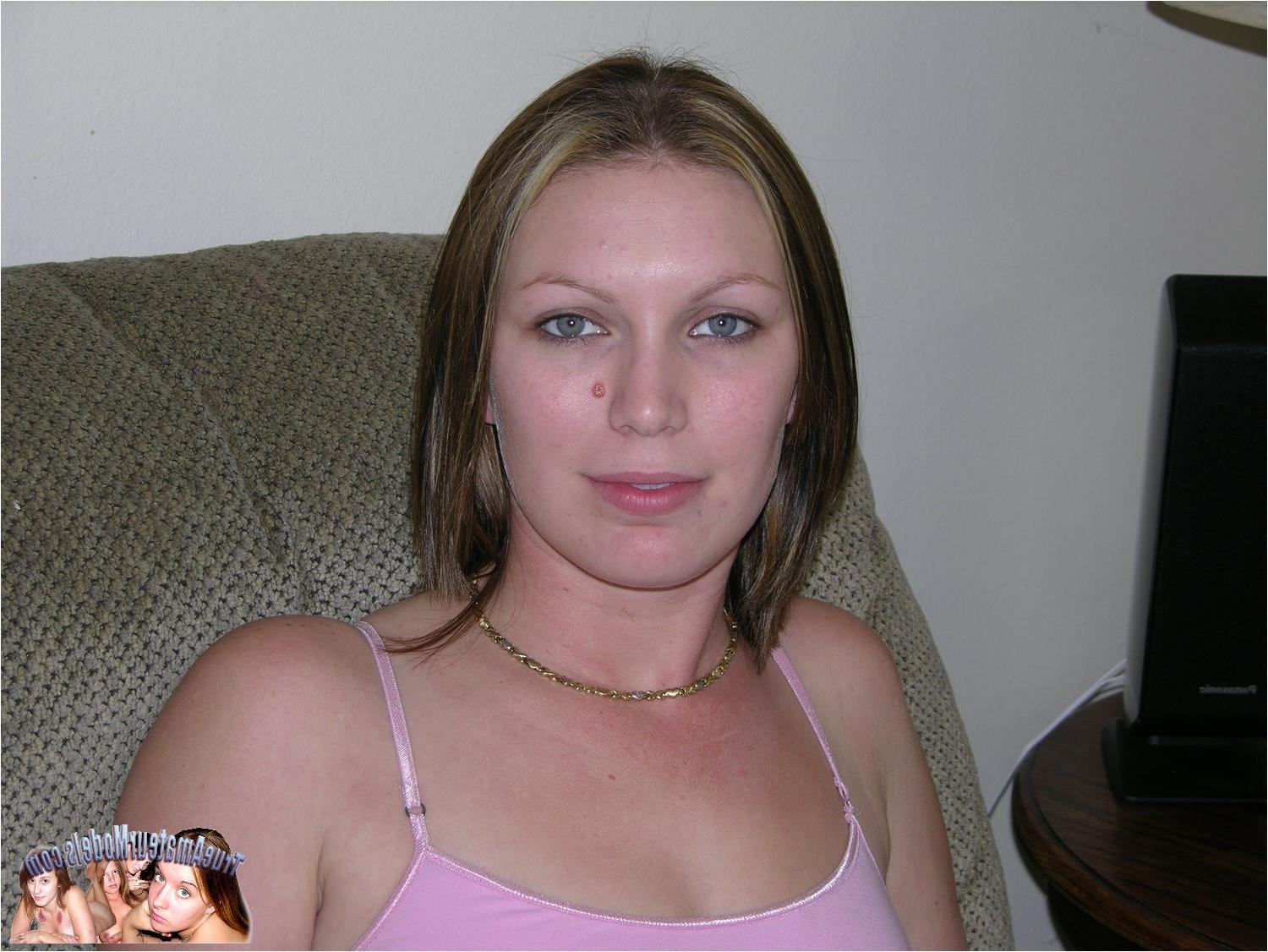 10P Amateur Girl Spreads Nude While Wearing Short Skirt