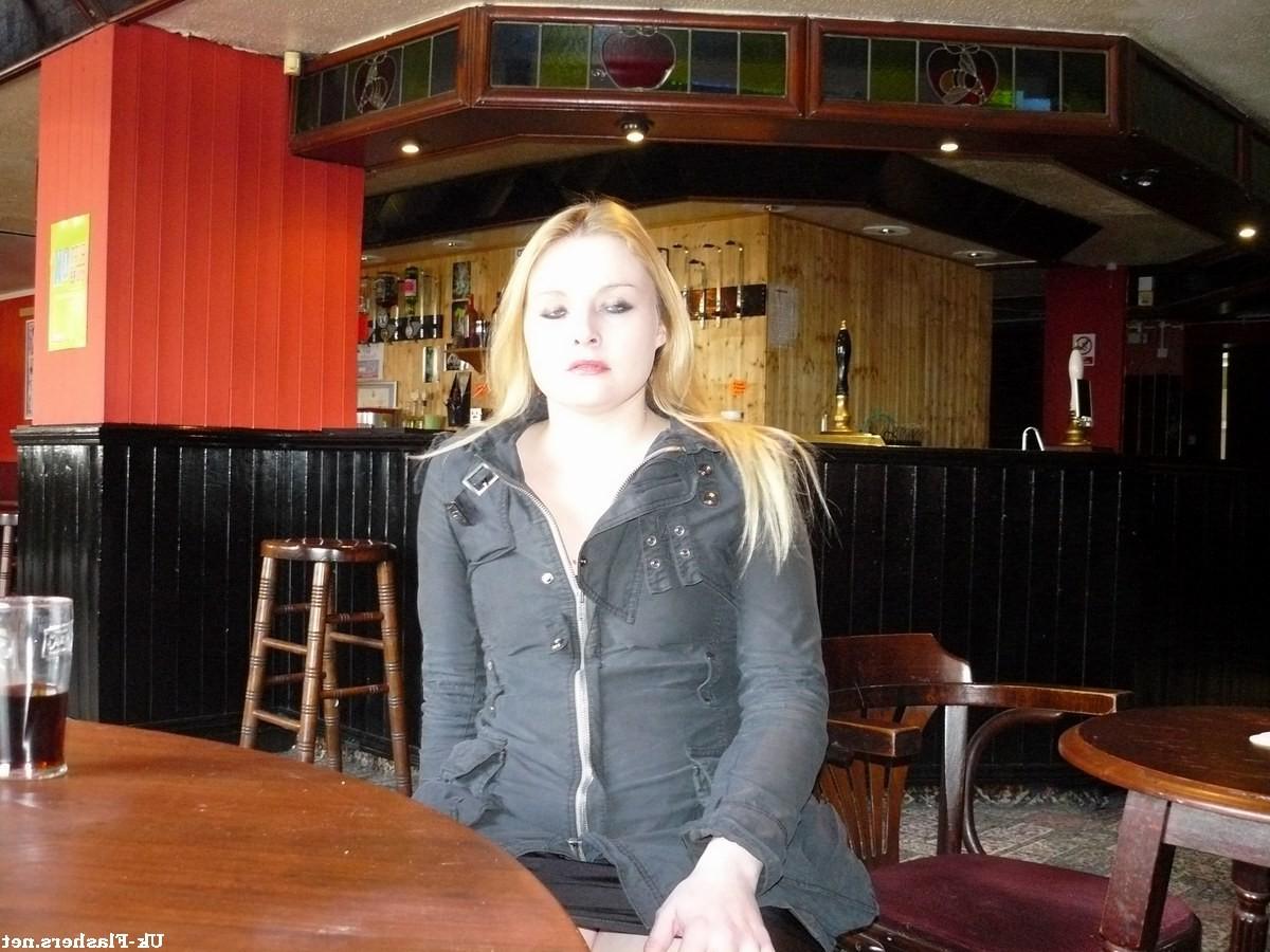 12P Photographie sous la jupe de Sophie, une blonde amateur et voyeuse.