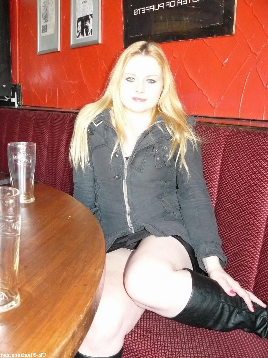 12P Photographie sous la jupe de Sophie, une blonde amateur et voyeuse.