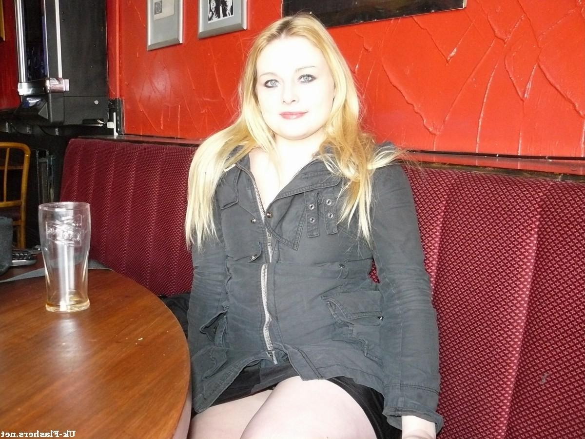 12P Photographie sous la jupe de Sophie, une blonde amateur et voyeuse.