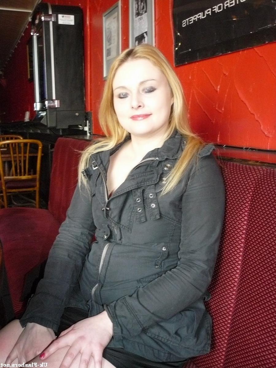 12P Photographie sous la jupe de Sophie, une blonde amateur et voyeuse.