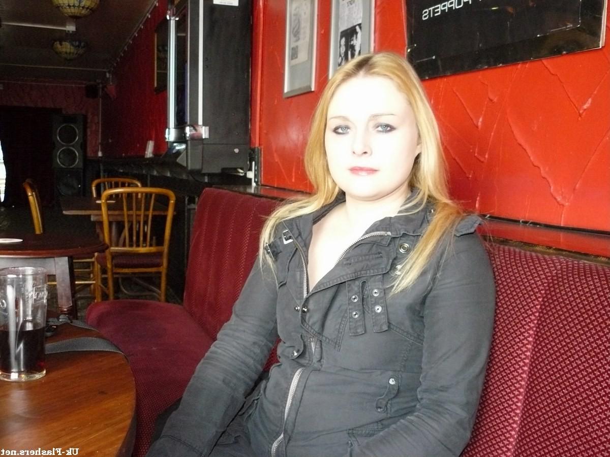 12P Photographie sous la jupe de Sophie, une blonde amateur et voyeuse.