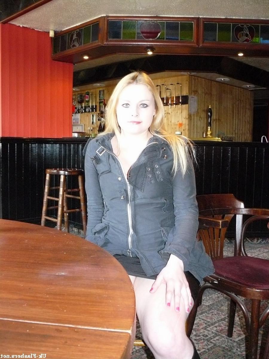 12P Photographie sous la jupe de Sophie, une blonde amateur et voyeuse.