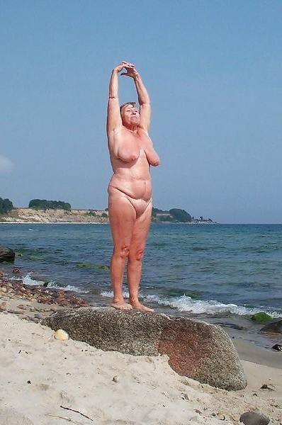 13P very old amateur grannies posing and in action