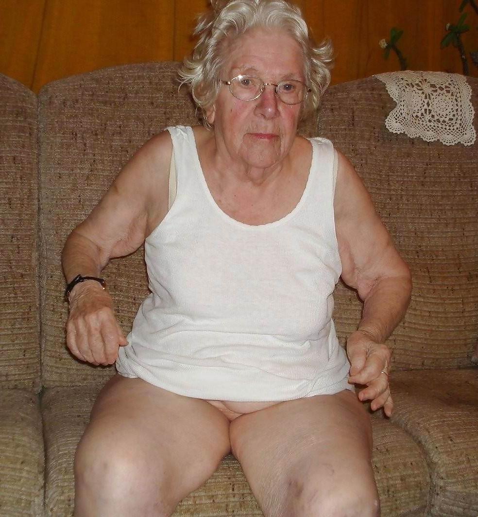 15P very old amateur grannies posing and in action